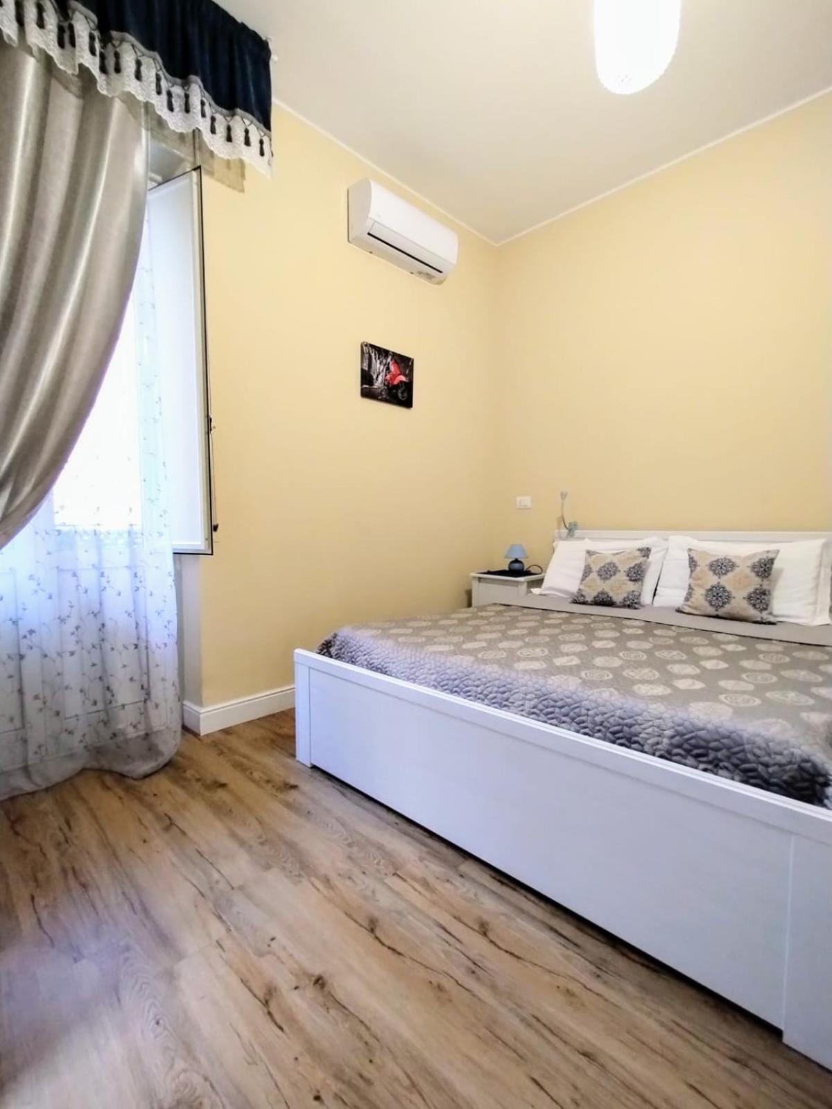 Al Quadrato D'Oro Rooms คาตาเนีย ภายนอก รูปภาพ